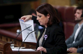 ep la portavoz del psoe en el congreso adriana lastra muestra una foto de miembros del pp y upn