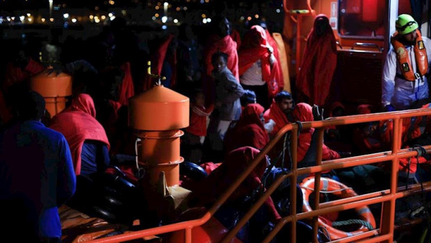 ep llegada de migrantes procedentes de una patera a la deriva al puerto de melilla a 27 de noviembre