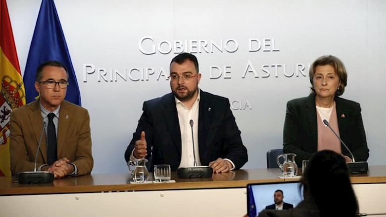 Pablo Fernández, Adrián barbón y Delia Losa en rueda de prensa por la crisis del coronavirus. | PRINCIPADO ep pablo fernandez adrian barbon y delia losa en rueda de prensa por la crisis del coronavirus