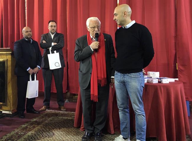 Padre Ángel entregando teléfonos a personas sin recursos | ASOCIACIÓN MENSAJEROS DE LA PAZ ep padre angel entregando telefonospersonasrecursos