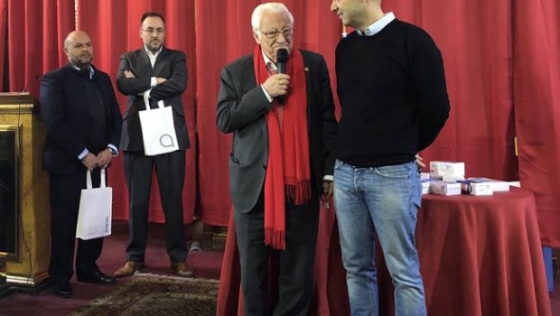 ep padre angel entregando telefonospersonasrecursos