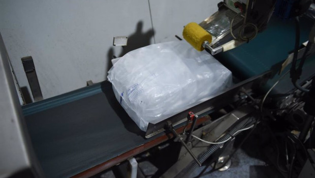 ep parte del proceso de fabricacion secado y embolsamiento de sacos de hielo en la fabrica de hielo