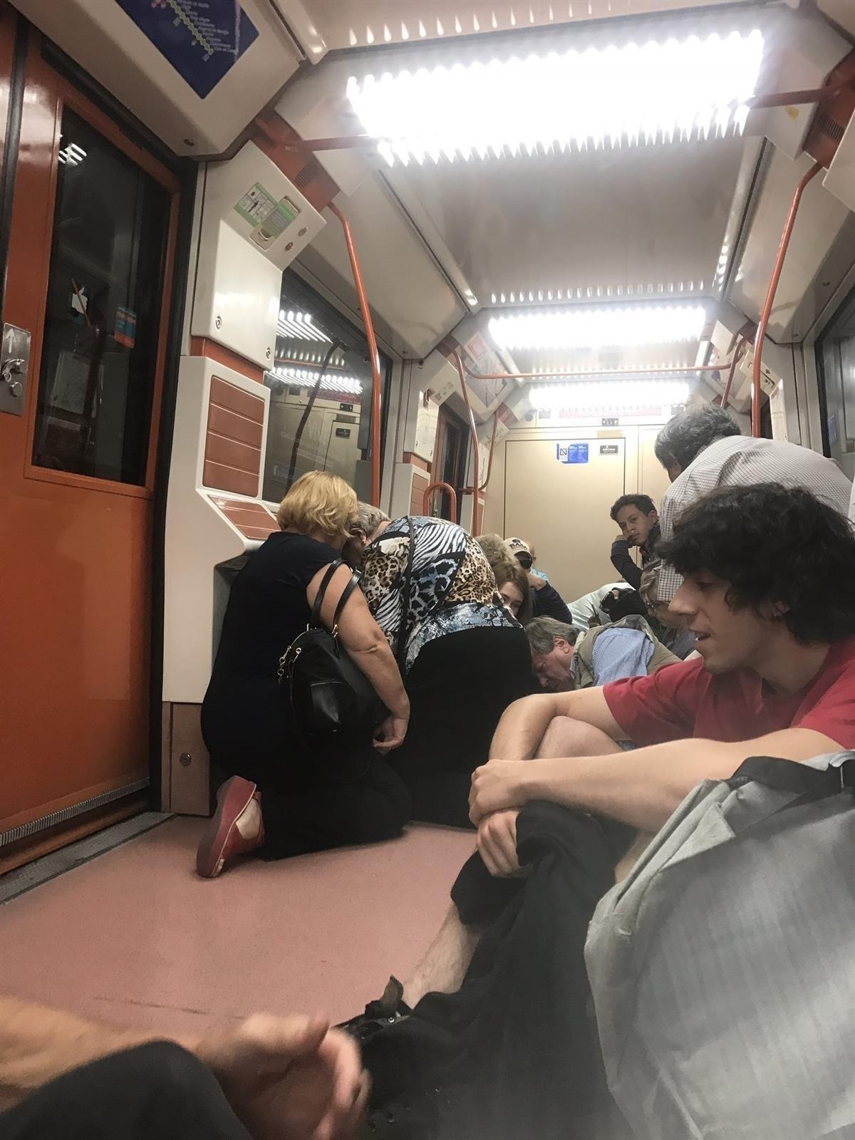 Imagen subida a Twitter sacada en el Metro de Madrid durante el incidente de este jueves, 28 de septiembre. | EUROPA PRESS ep peleametromadrid