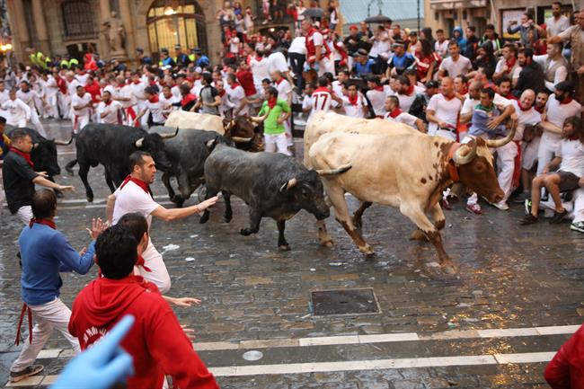 Segundo encierro de los Sanfermines 2018 con toros de José Escolar Gil. | DAVID DOMENCH/EUROPA PRESS ep segundo encierrolos sanfermines 2018torosjose escolar gil