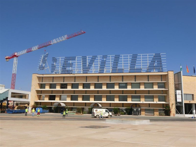 ep tareas de demolicion de la fachada sur del edificio terminal del aeropuerto de sevilla