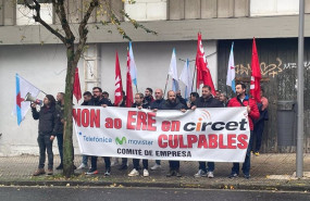 ep trabajadores de circet protestan a las puertas del parlamento de galicia