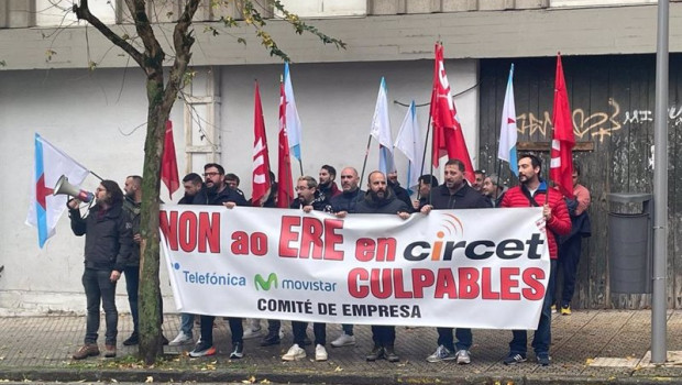 ep trabajadores de circet protestan a las puertas del parlamento de galicia