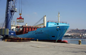 ep un barco carga contenedores en el puerto de almeria