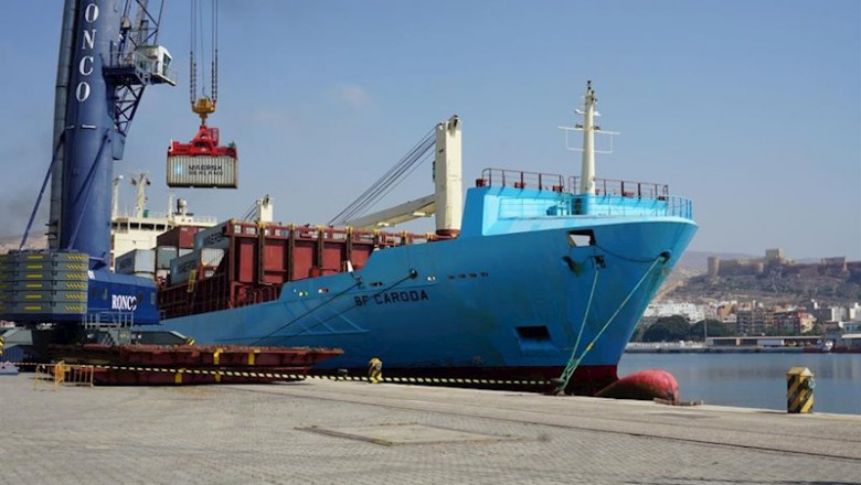 Un barco carga contenedores en el Puerto de Almería | APA - Archivo ep un barco carga contenedores en el puerto de almeria
