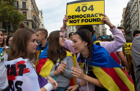 ep un chico sujeta un cartel en el que se lee error 404 democrazy not found junto a otras chicas con