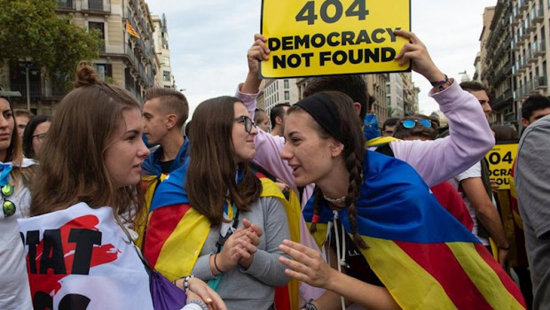 ep un chico sujeta un cartel en el que se lee error 404 democrazy not found junto a otras chicas con