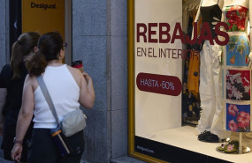 ep un escaparate anuncia las rebajas de una tienda