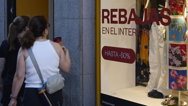 Un escaparate anuncia las rebajas de una tienda, | Jesús Hellín - Europa Press ep un escaparate anuncia las rebajas de una tienda