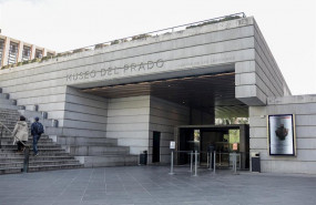 ep una de las entradas al museo del prado ubicada en el paseo de los jeronimos donde se ha