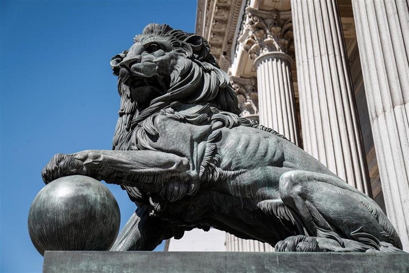 ep uno de los leones de la fachada del congreso de los diputados