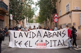 ep varias personas protestan para intentar paralizar el desahucio de una familia por impago de