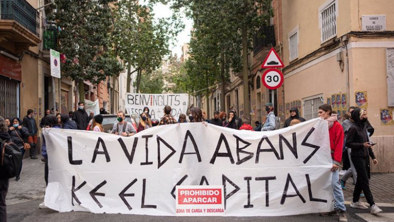 ep varias personas protestan para intentar paralizar el desahucio de una familia por impago de