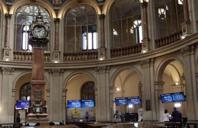 ep varios paneles con valores del ibex 35 en el palacio de la bolsa