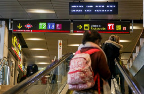 ep varios pasajeros suben unas escaleras mecanicas durante la operacion salida de navidad en el