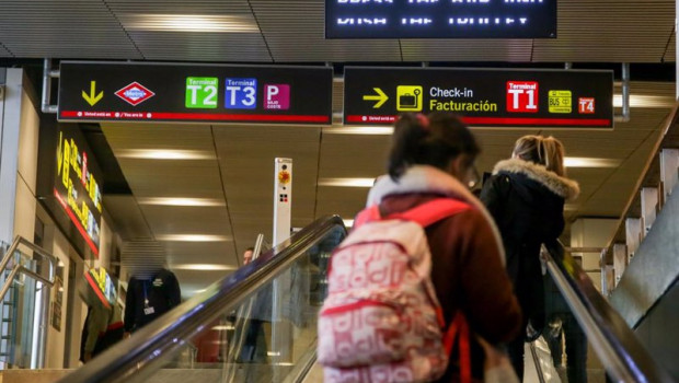 ep varios pasajeros suben unas escaleras mecanicas durante la operacion salida de navidad en el