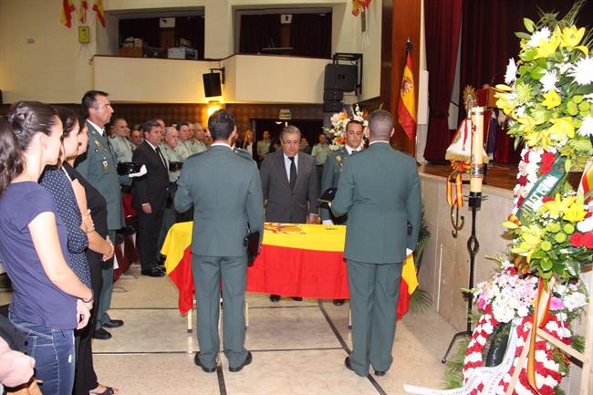 Zoido acude al funeral del agente que murió atropellado en la A-1 | MINISTERIO DEL INTERIOR ep zoido acudefuneralagentemurio atropelladola a-1