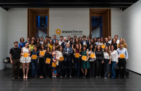 javier navarro presidente de la fundacion arquia junto a los becados de esta edicion foto de jaime erice baja 1 