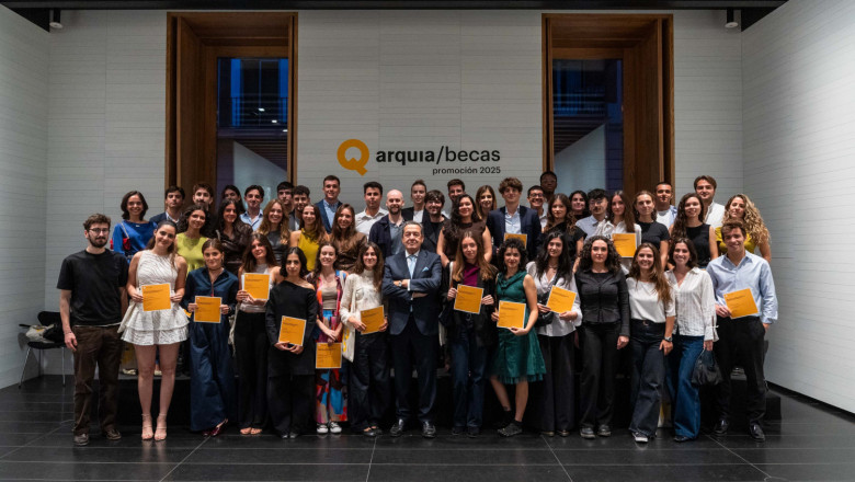javier navarro presidente de la fundacion arquia junto a los becados de esta edicion foto de jaime erice baja 1 javier navarro presidente de la fundacion arquia junto a los becados de esta edicion foto de jaime erice baja 1