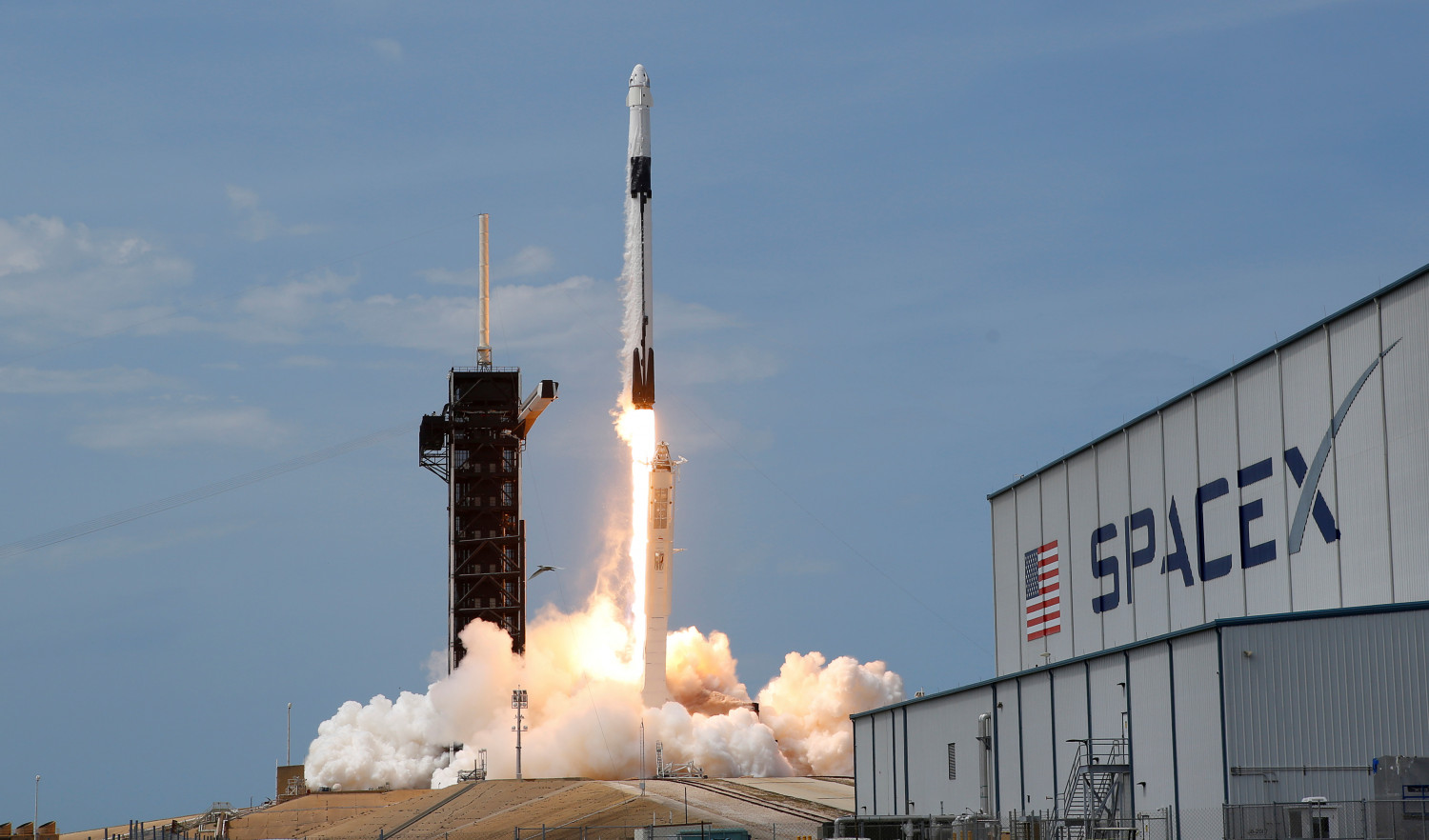 le pentagone choisit spacex pour des satellites de detection de missiles 