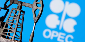 photo d illustration d une pompe a petrole devant le logo de l opep 20230402175813 