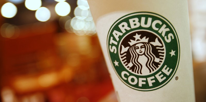 Starbucks baja en bolsa tras decepcionar con sus ventas y retirar previsiones