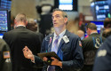 trader-observando-pantallas-wall-street trader-observando-pantallas-wall-street