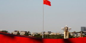 un drapeau chinois flotte sur la place tiananmen a pekin chine 