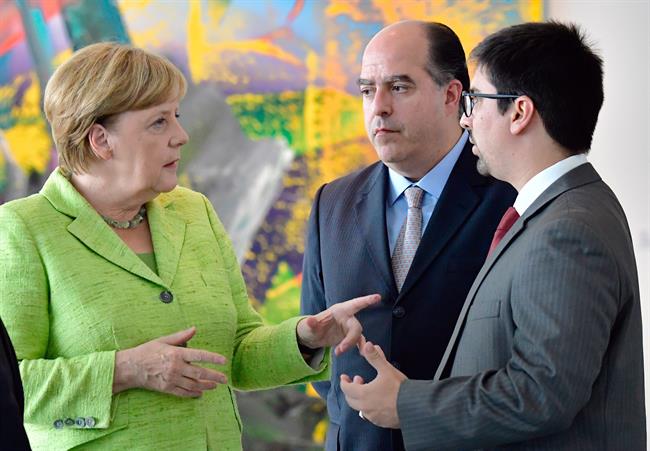 Angela Merkel recibe a una delegación de la oposición venezolana | DPA/TOBIAS SCHWAR ep angela merkel recibeuna delegacionla oposicion venezolana