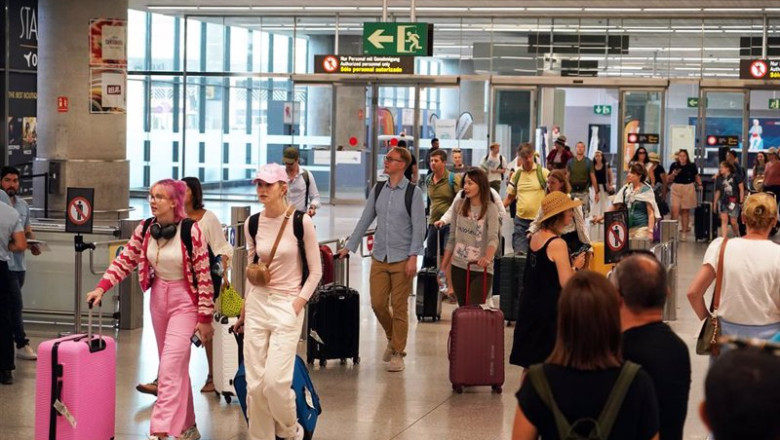 ep archivo cientos de personas a su llegada al aeropuerto de malaga costa del sol ep archivo cientos de personas a su llegada al aeropuerto de malaga costa del sol