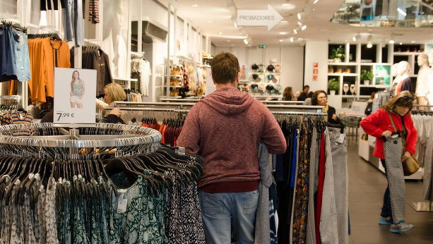 ep archivo   gente comprando en una tienda