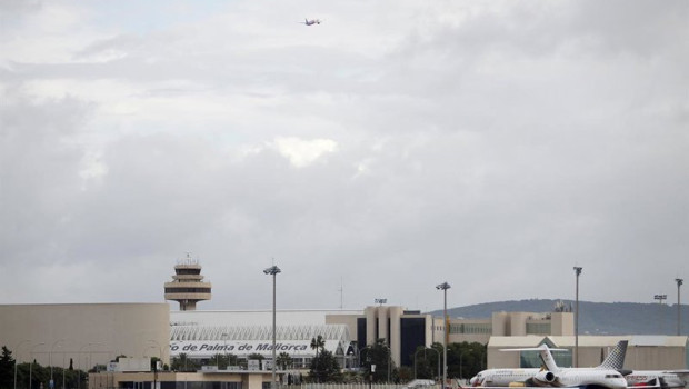 ep archivo   un avion en una de las pistas del aeropuerto de palma a 8 de noviembre de 2021 en palma