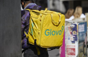 ep archivo   un repartidor de glovo en una calle de madrid