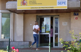 ep archivo   una mujer entra a una oficina del sepe
