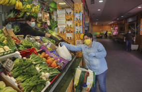 ep archivo   una mujer protegida con mascarilla compra en una fruteria