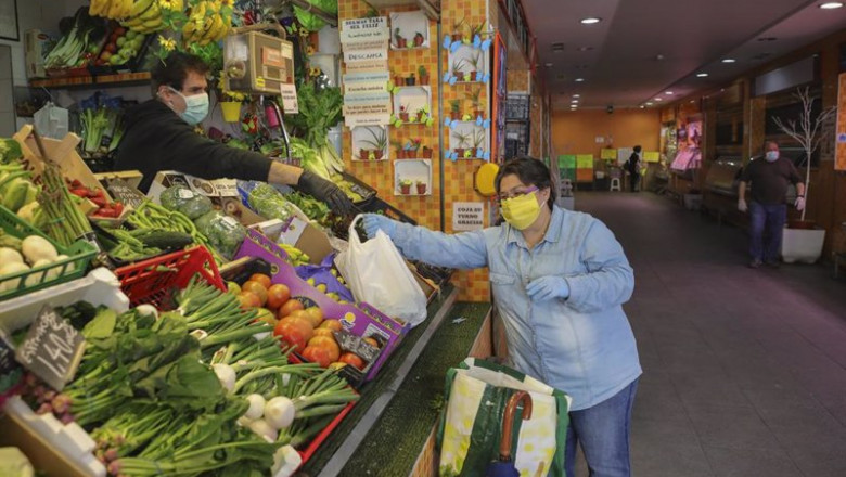 Archivo - Una mujer protegida con mascarilla compra en una frutería | María José López - Europa Press - Archivo ep archivo una mujer protegida con mascarilla compra en una fruteria