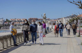 ep archivo   varias personas caminan por un paseo maritimo en sanxenxo pontevedra galicia espana a