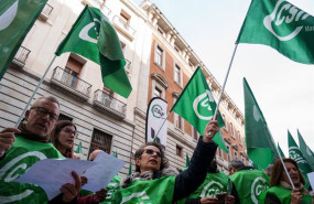 ep archivo   varias personas con banderas de csif durante una concentracion sindical