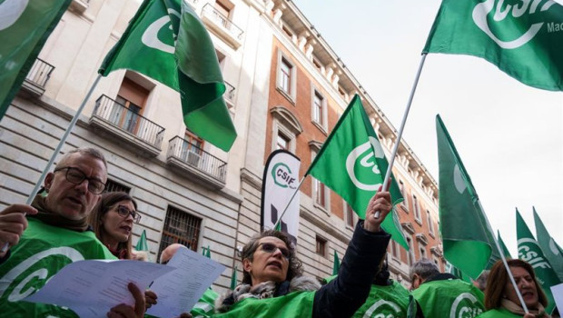 ep archivo   varias personas con banderas de csif durante una concentracion sindical