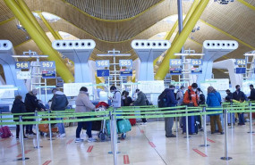 ep archivo   varias personas con maletas en el aeropuerto adolfo suarez madrid barajas a 5 de enero