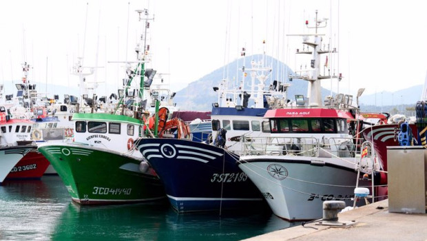 ep barcos amarrados en el puerto de santona