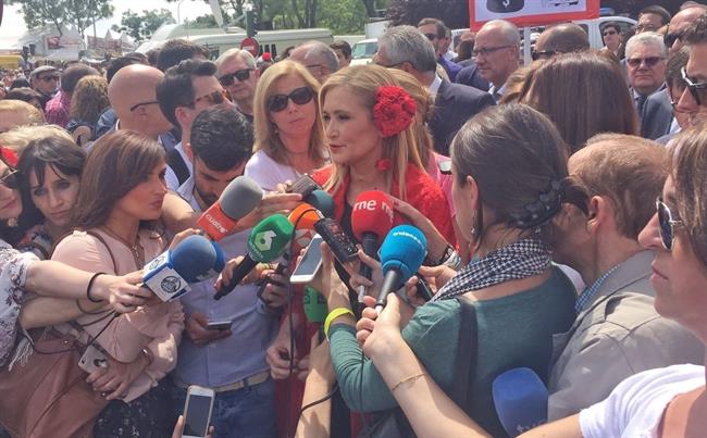 Cifuentes atiende a los medios en la pradera de San Isidro | TWITTER CRISTINA CIFUENTES ep cifuentes atiendelos mediosla praderasan isidro