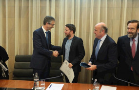 ep el gobernador del banco de espana pablo hernandez de cos saluda al profesor de economia de la