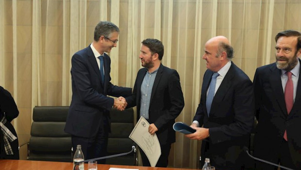 ep el gobernador del banco de espana pablo hernandez de cos saluda al profesor de economia de la