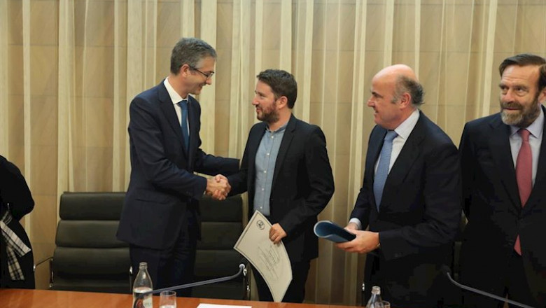 ep el gobernador del banco de espana pablo hernandez de cos saluda al profesor de economia de la