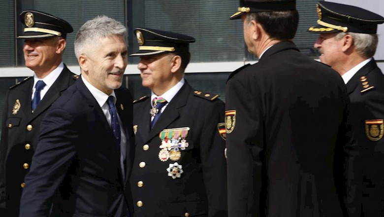 El ministro del Interior en funciones, Fernando Grande-Marlaska (2i), a su llegada al acto del Día de la Policía, donde se homenajea a los caídos en acto de servicio y se impone condecoraciones al mérito policial. | Eduardo Ruiz - Europa Press ep el ministro del interior en funciones fernando grande-marlaska 2i a su llegada al acto del dia de
